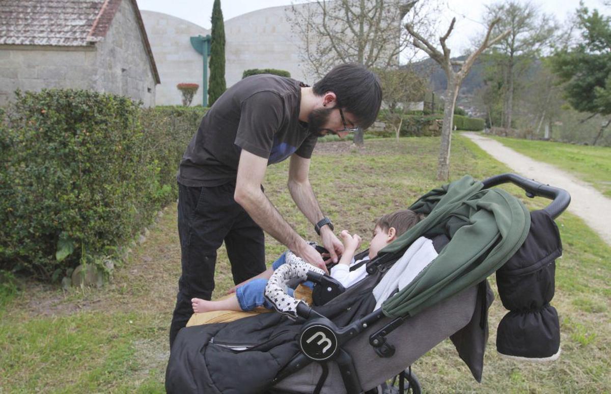 Ian de paseo con su padre, Mikael. | IÑAKI OSORIO