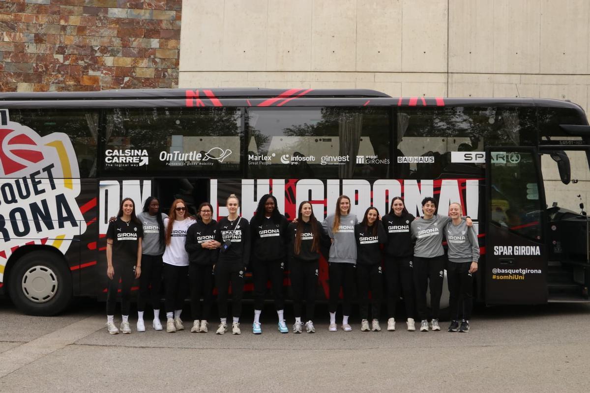 La plantilla de l'Spar abans de pujar a l'autobús rumb a Saragossa