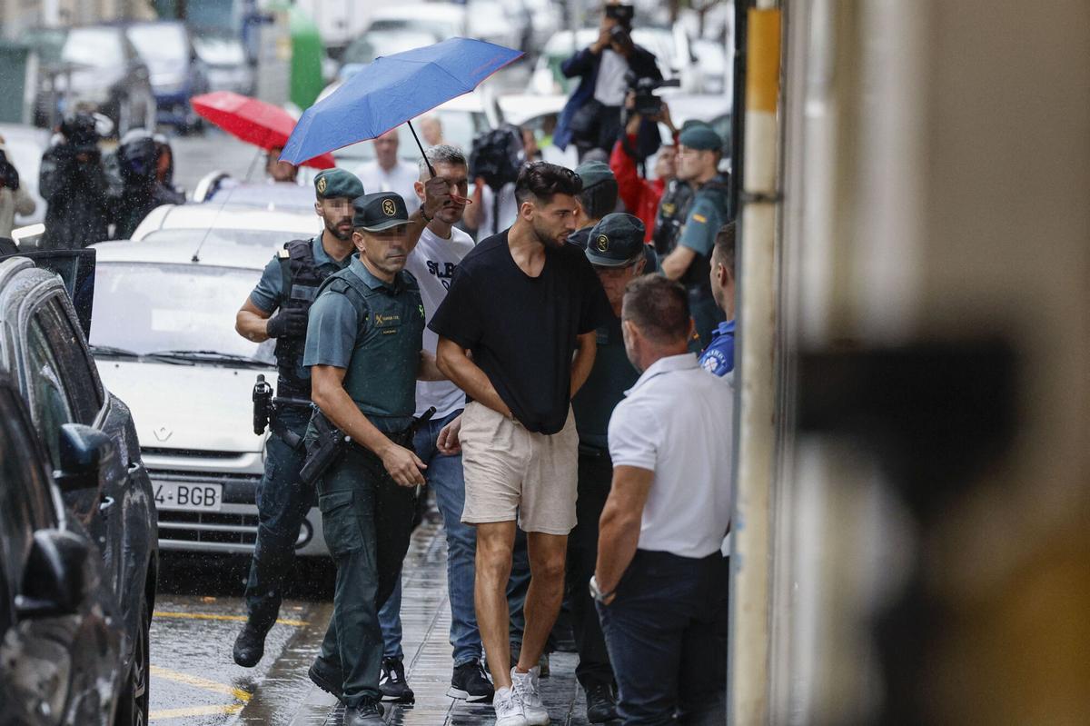 Rafa Mir (c) llega escoltado por la Guardia Civil al juzgado n. 8 de Llíria (Valencia) para pasar a disposición judicial, el 4 de septiembre de 2024, tras haber pasado dos días detenido después de haber sido denunciado por una joven por una doble agresión sexual. EFE/ Kai Försterling