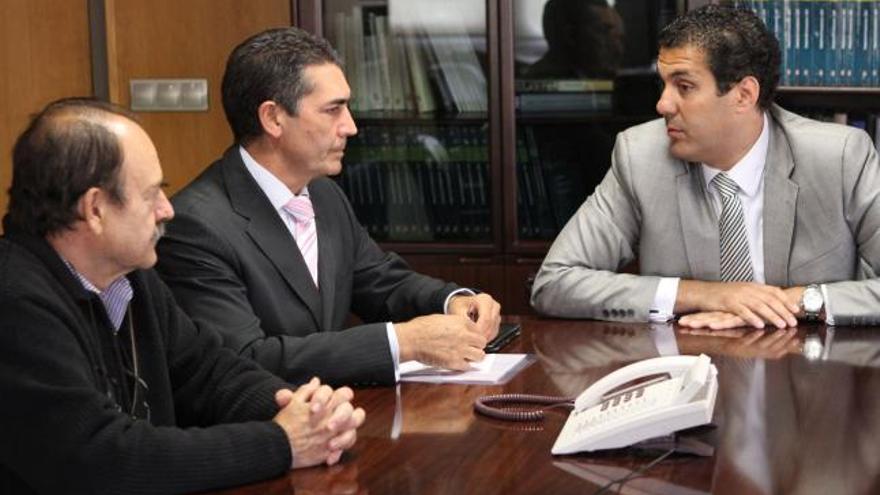 A la izquierda, los presidentes de la patronal y de la asociación de libreros, junto al delegado de la Junta.