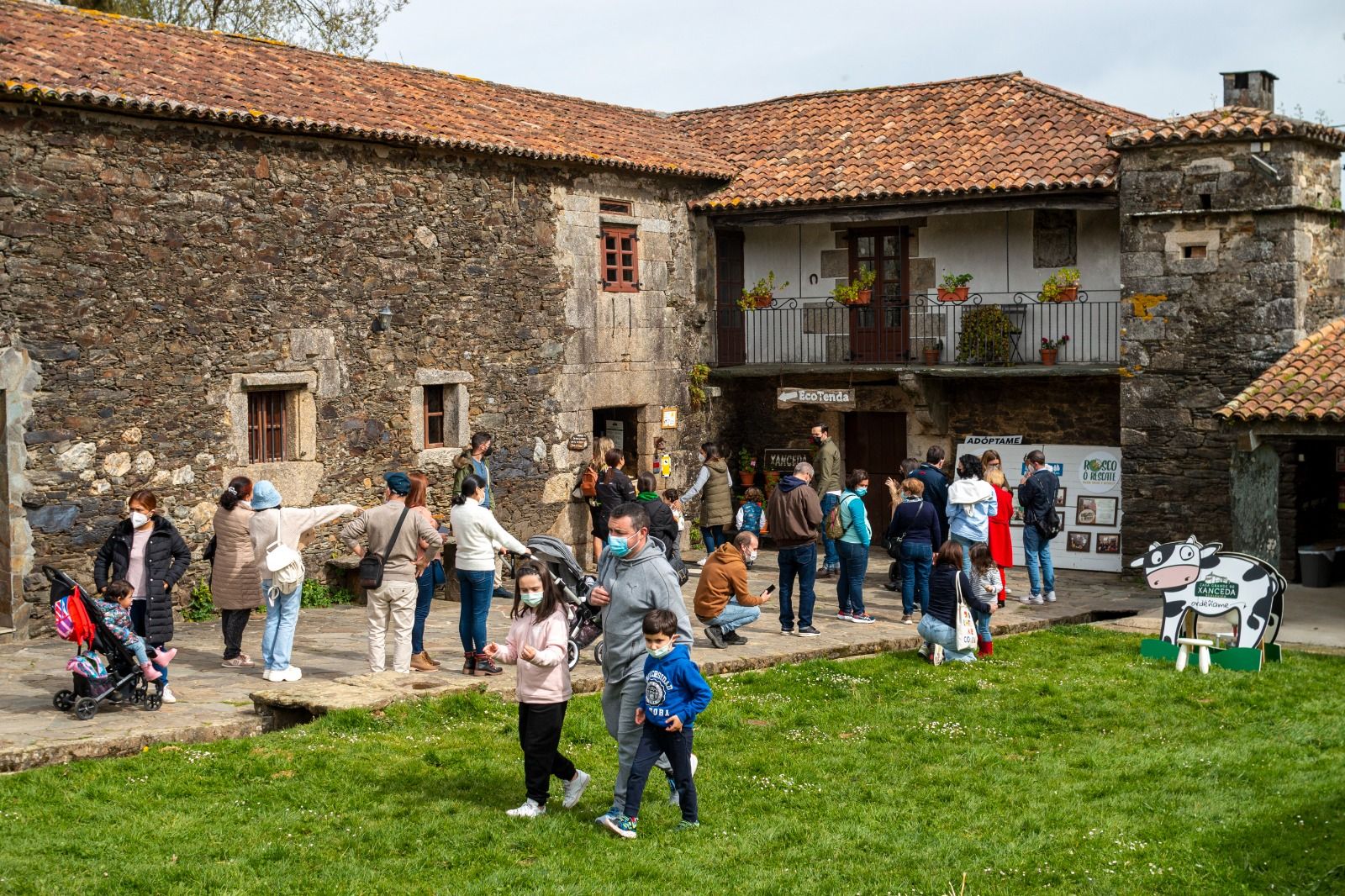 Niños en una granja ecológica gallega, situada entre los mayores productores de España.