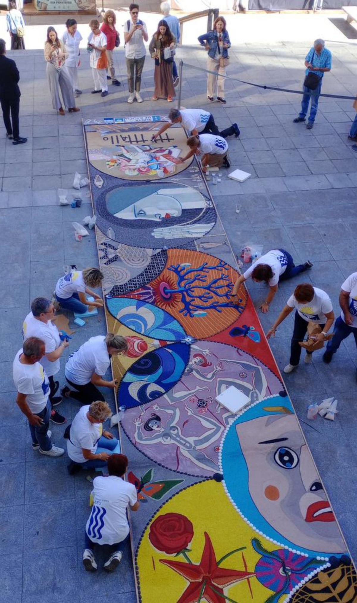 Los alfombristas de Bueu trabajando ayer en el diseño. |  ACF