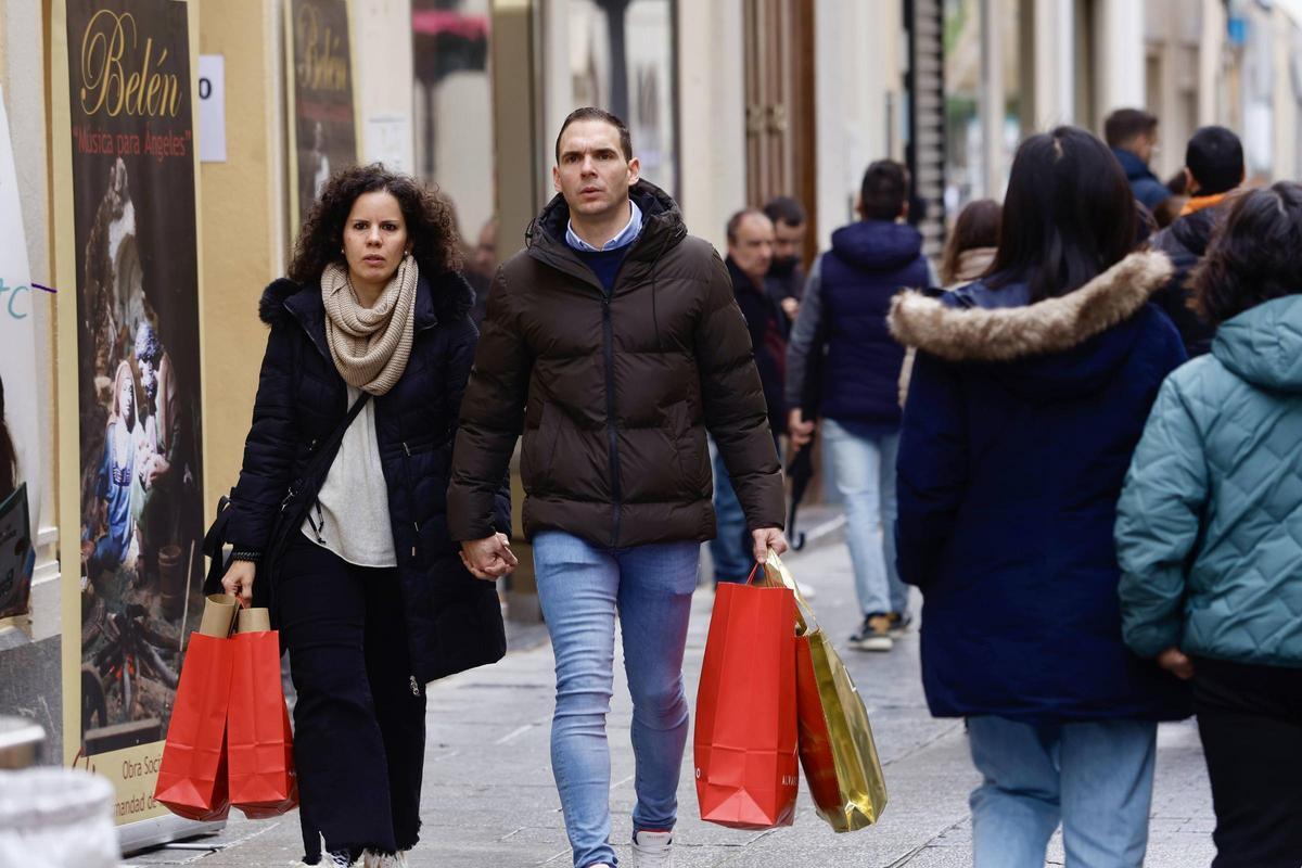 Varias personas caminan con bolsas de la compra en una época de rebajas en el centro de Córdoba