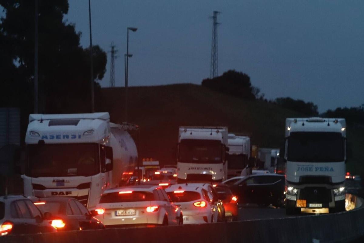 Camion volcado en la cuesta del espino