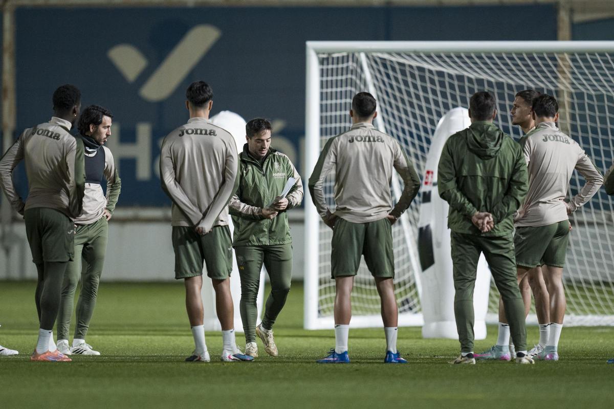 Sergio García, hijo de Marcelino, da órdenes durante un entrenamiento.
