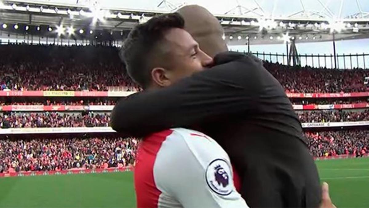 Alexis y Guardiola se fundieron en un sentido abrazo al acabar el Arsenal-City