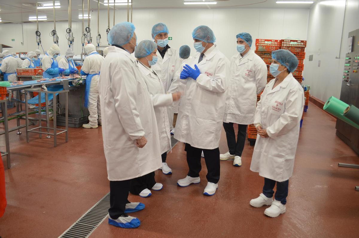 La consejera (la segunda por la izquierda) visitando la fábrica avícola.