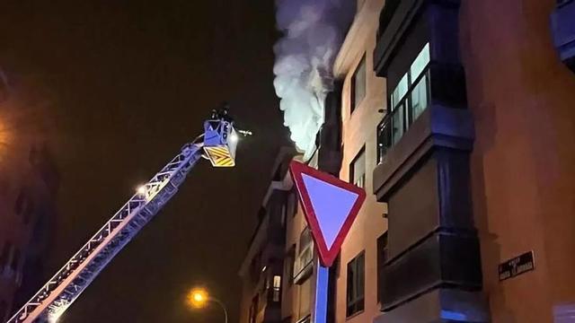 Els bombers treballen en l’extinció d’un incendi al districte de Carabanchel, a Madrid, el 2 de gener. | EMERGÈNCIES DE MADRID