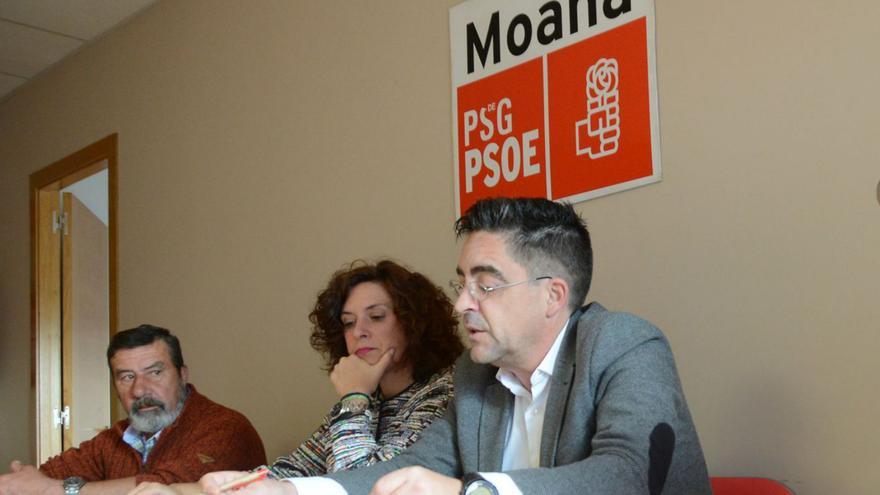 Mario Rodríguez, con la diputada Leticia Gallego y un miembro de la junta en la sede de Moaña.   | // G.N.
