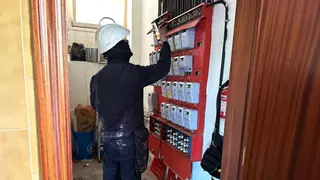 Desconectan de la red eléctrica 23 pisos de Viladecans que estaban enganchados ilegalmente