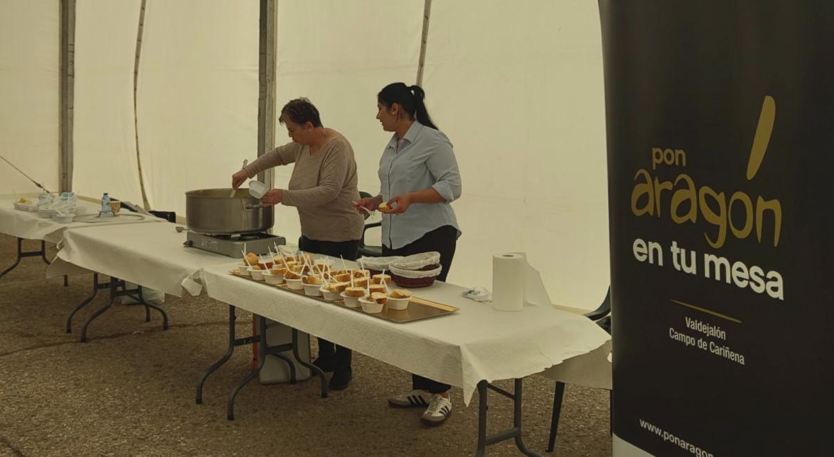 El restaurante Aires de Aragón llevó a cabo un ‘showcooking’ con productos  locales.  | SERVICIO ESPECIAL