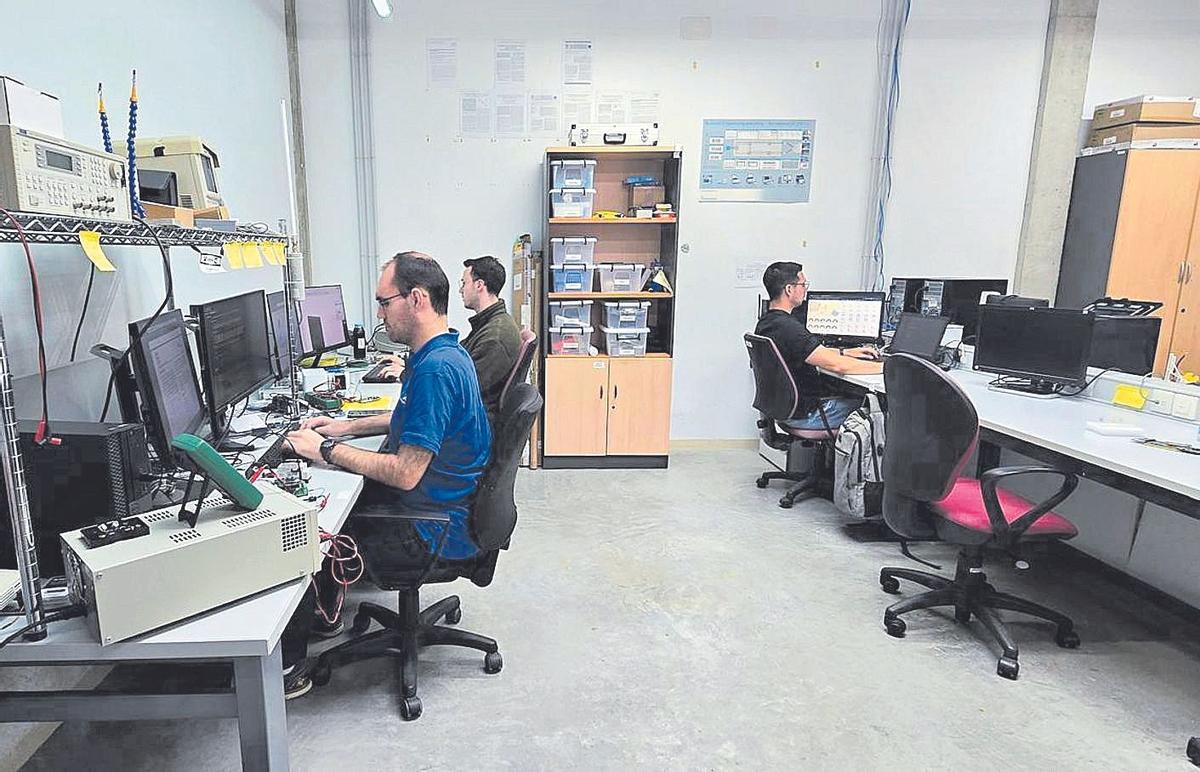 Miembros de Qartia Smart Techonologies trabajando en proyectos