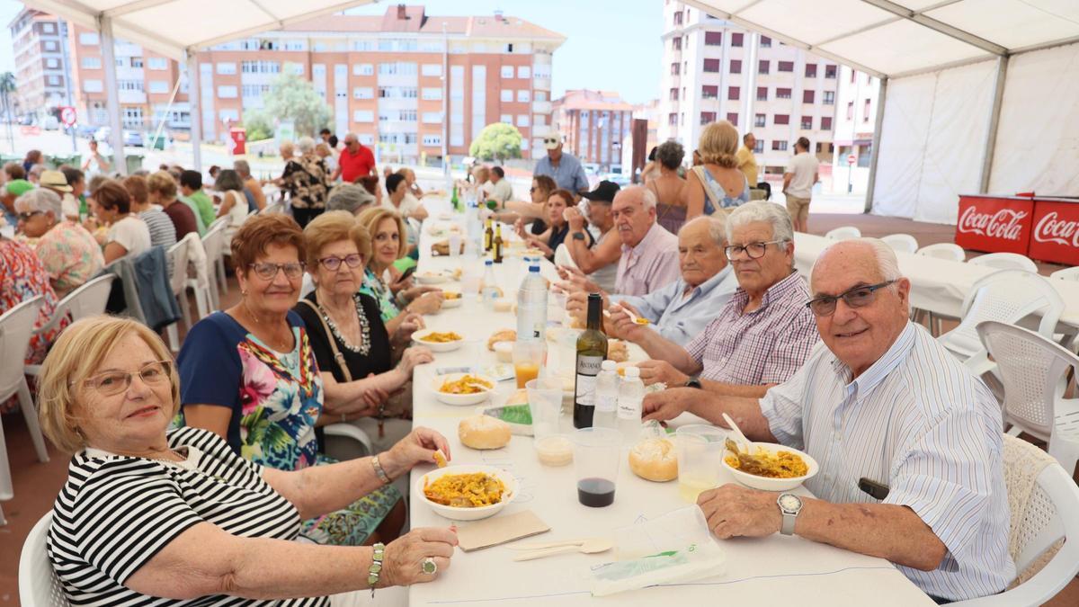 Vecinos de Las Vegas en la arrozada del año pasado, en el parque Europa.