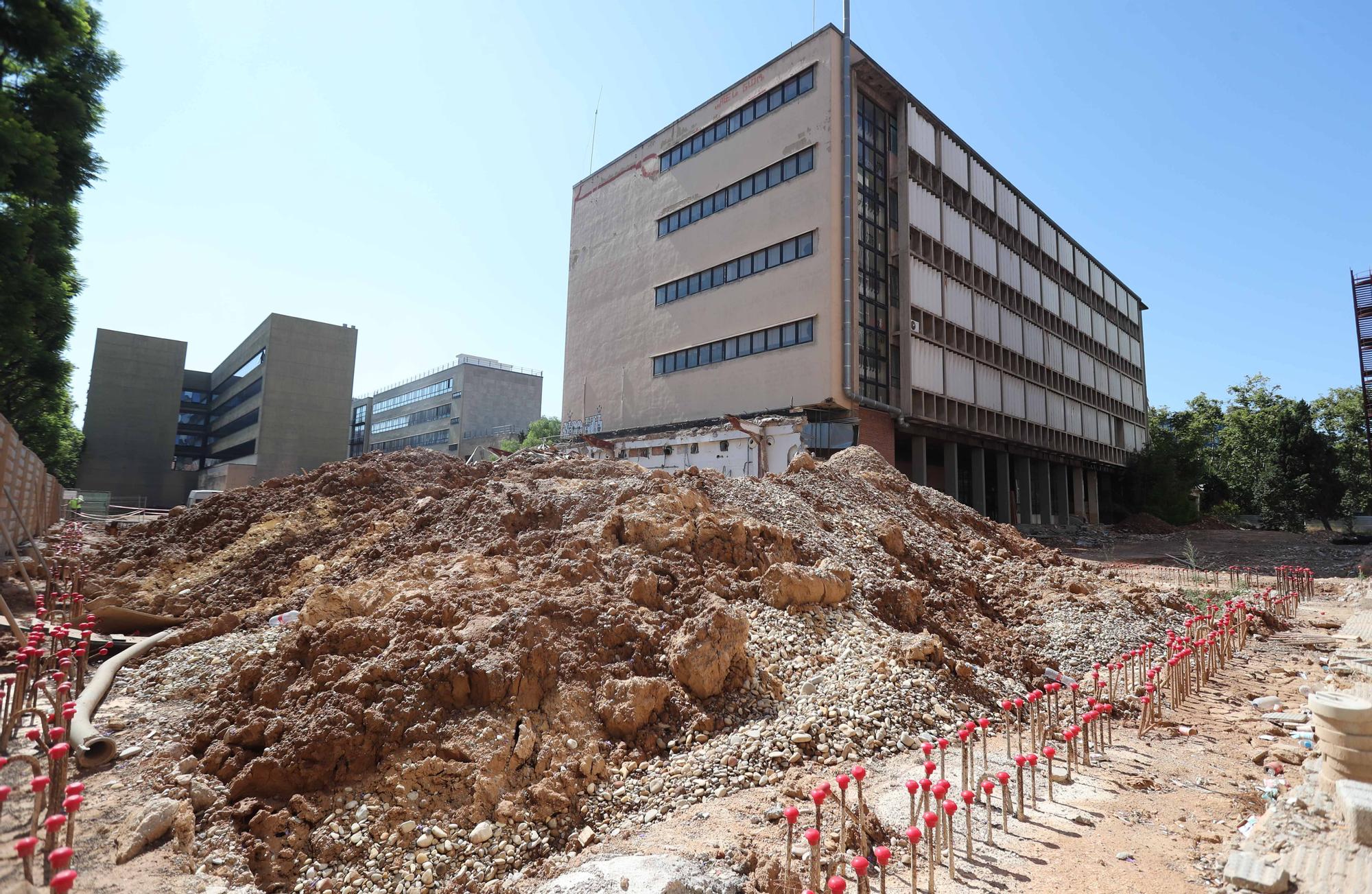 Ana Barceló visita las obras de ampliación del Hospital Clínico