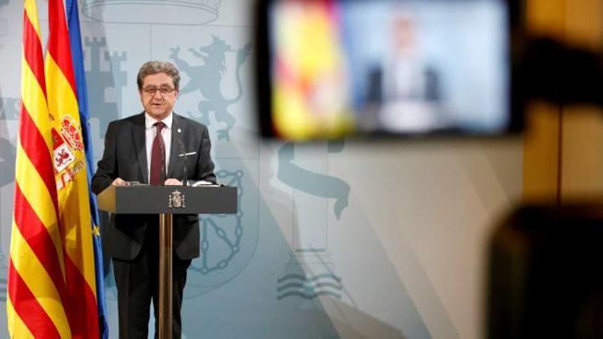 Una càmera grava el delegat del govern espanyol a Catalunya, Enric Millo, en roda de premsa.