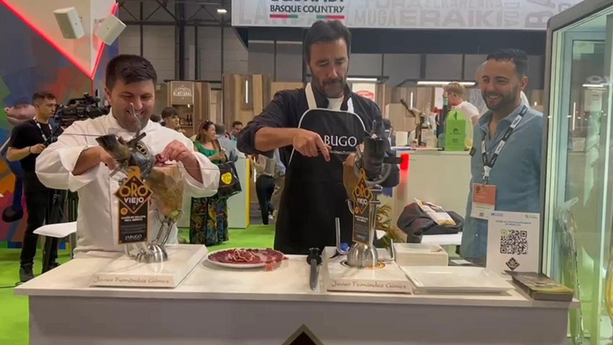 Javier Fernández Gómez junto al ganador de Masterchef Celebrity, Juanma Castaño, cortando jamón ibérico.