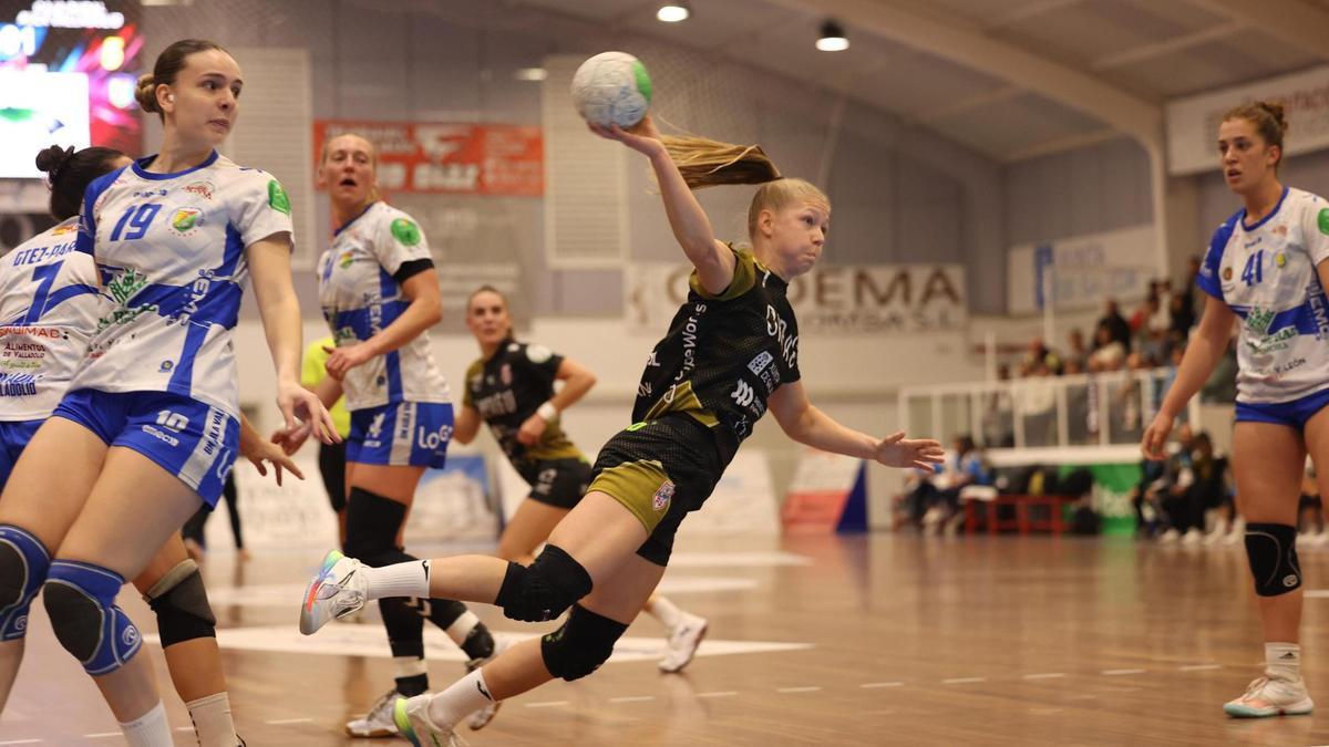 Hauptman se dispone a lanzar.