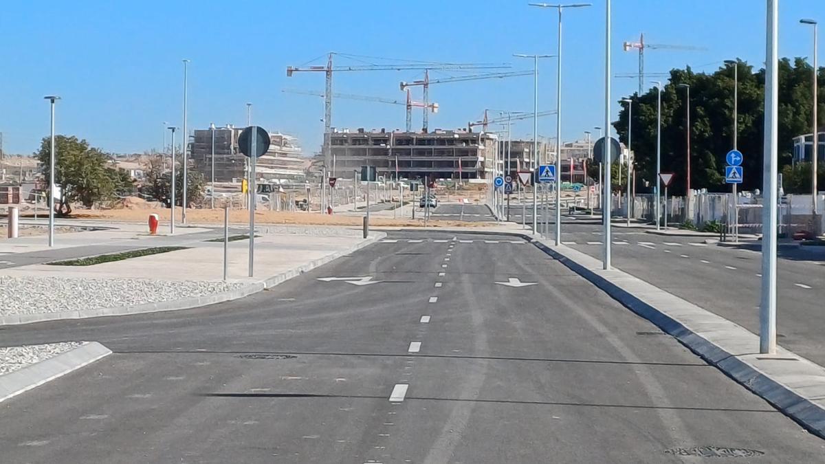 Desarrollo del plan La Hoya, en la nueva avenida José Carreras que sigue cerrada al tráfico