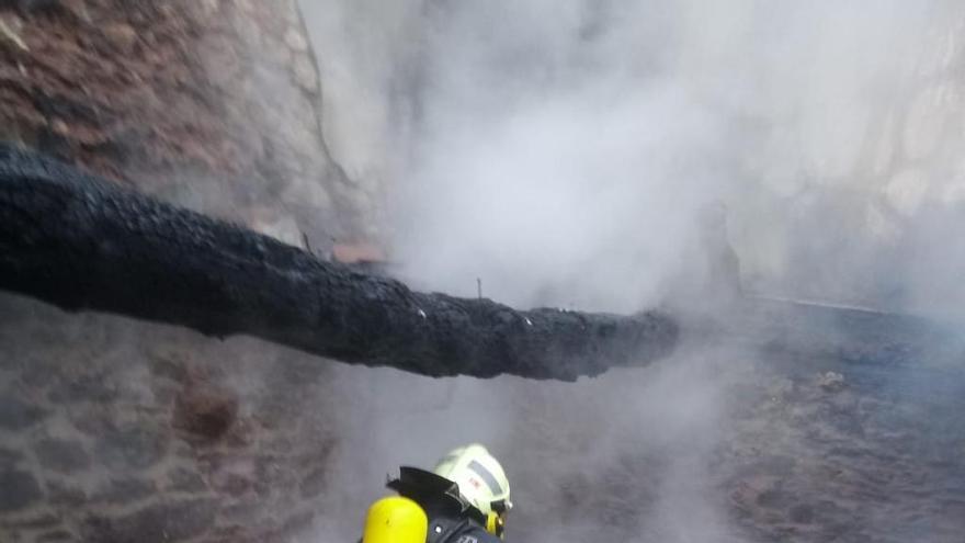 Un bombero durante las labores de extinción.