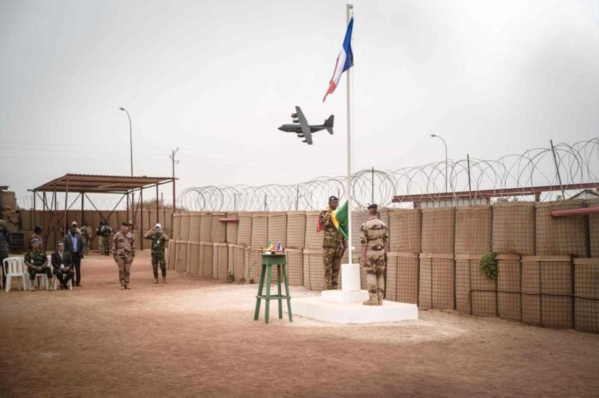Ceremonia de cambio de bandera en la base de la operación francesa Barkhane en Tombuctú (Mali) el 14-12-2021.