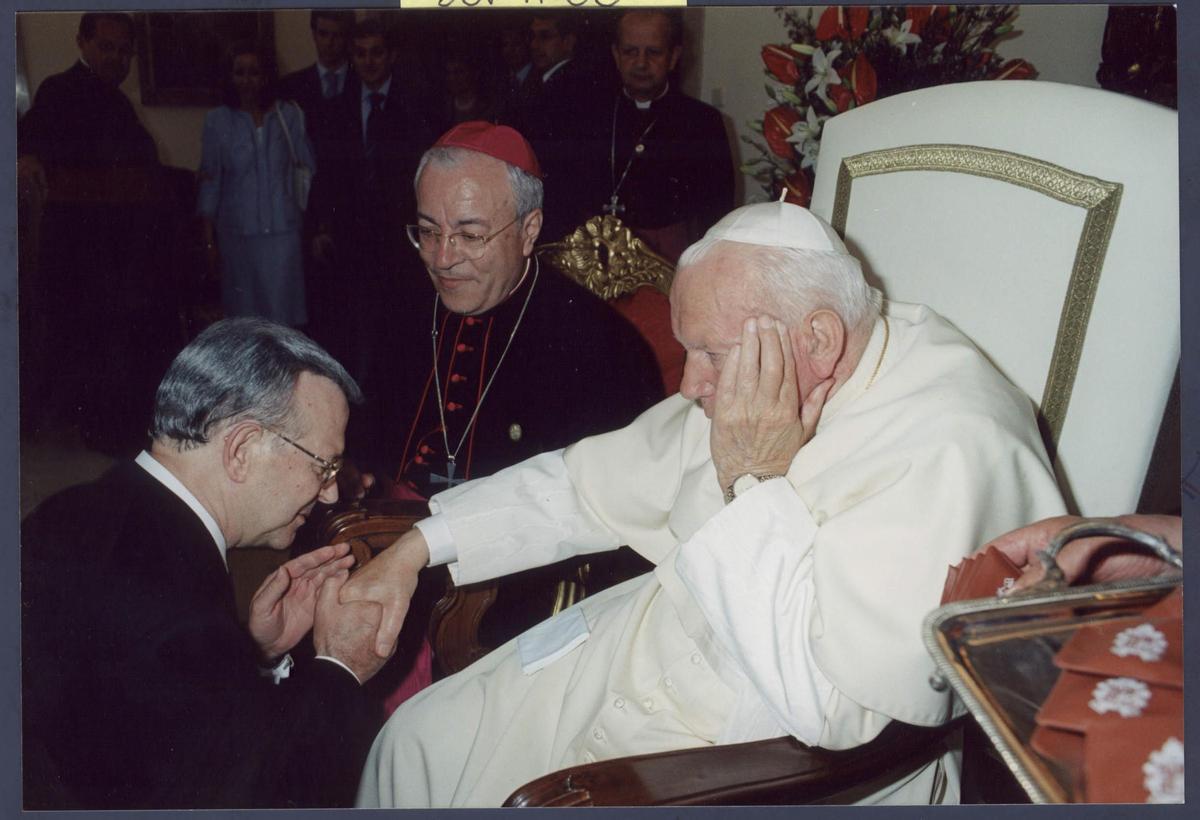El Papa Juan Pablo II nombró al empresario de Vila-real José Gómez Mata caballero comendador, con Gran Cruz Alhajada de la Orden de San Gregorio Magno.