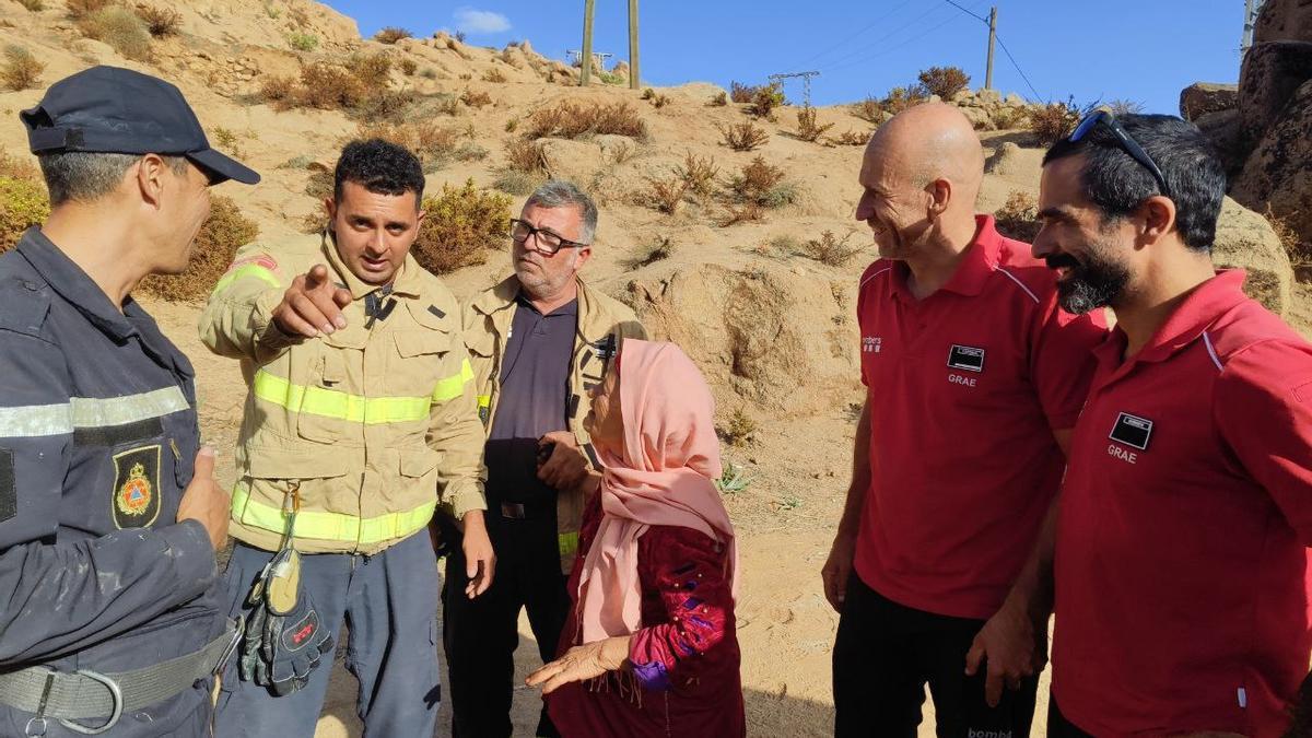 Ayoub Boulahfa conversa amb una dona a la zona de rescat del Marroc