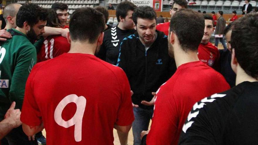 Jabato da instrucciones a sus jugadores durante el partido ante el Bordils. // Marta G. Brea