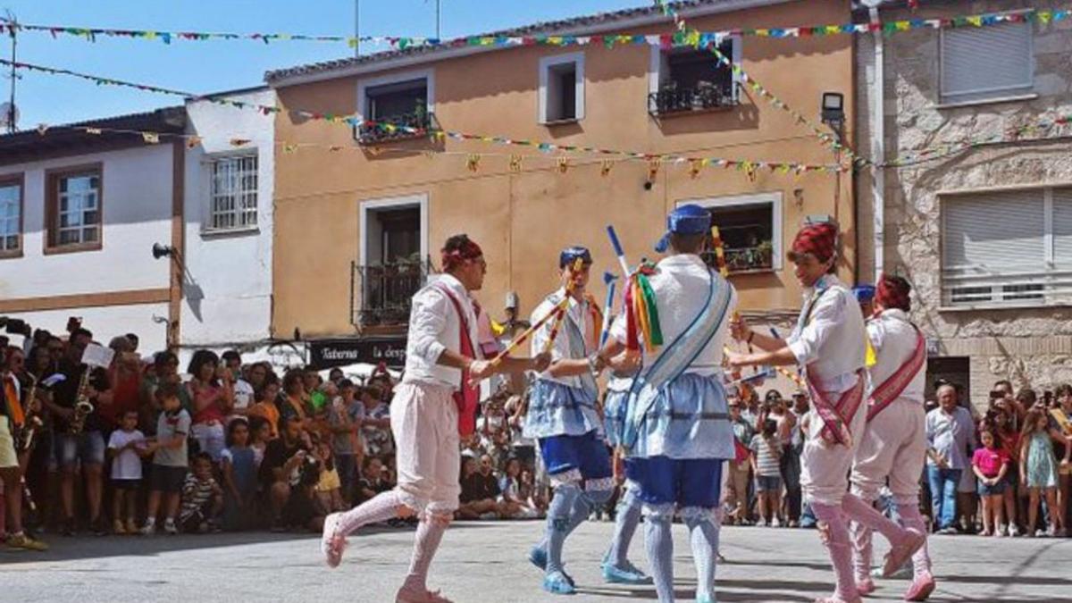 Expectación en el tradicional acto de ‘Vestir el palo’ de los danzantes. |