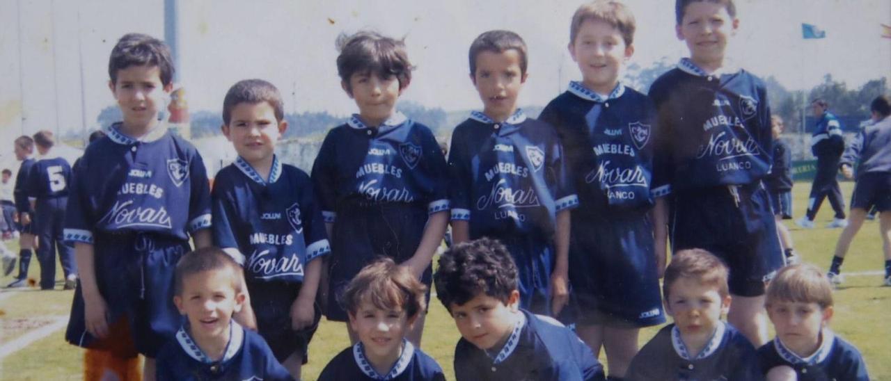 Plantilla de la Escuela de Iniciación del Marino de Luanco en 2002. Por la izquierda, agachados, Juan Orselli, Javi, Álex, Nacho Méndez y Fran. De pie, Alberto, Félix, Pablo Suárez, Keko, Pelayo y Diego. | Reproducción de Ángel González