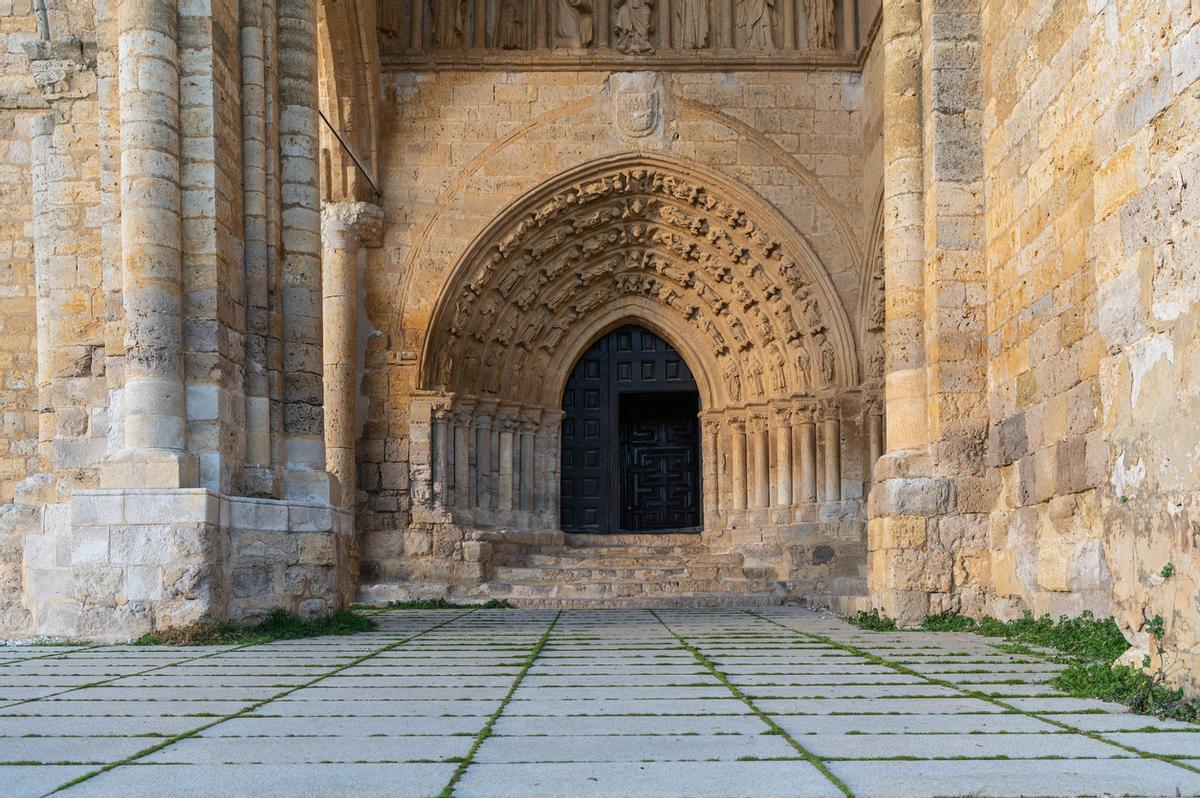 La impresionante iglesia de Santa María la Blanca.