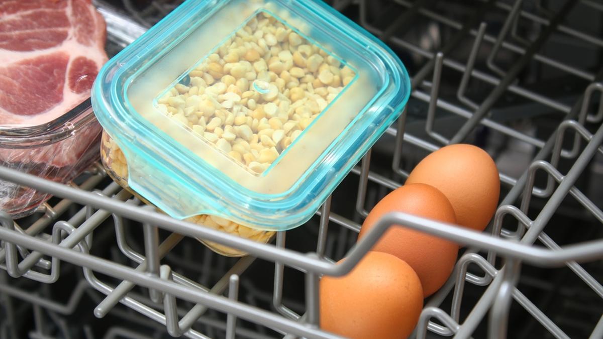 Cocinar en el lavavajillas puede ayudar a ahorrar electricidad.