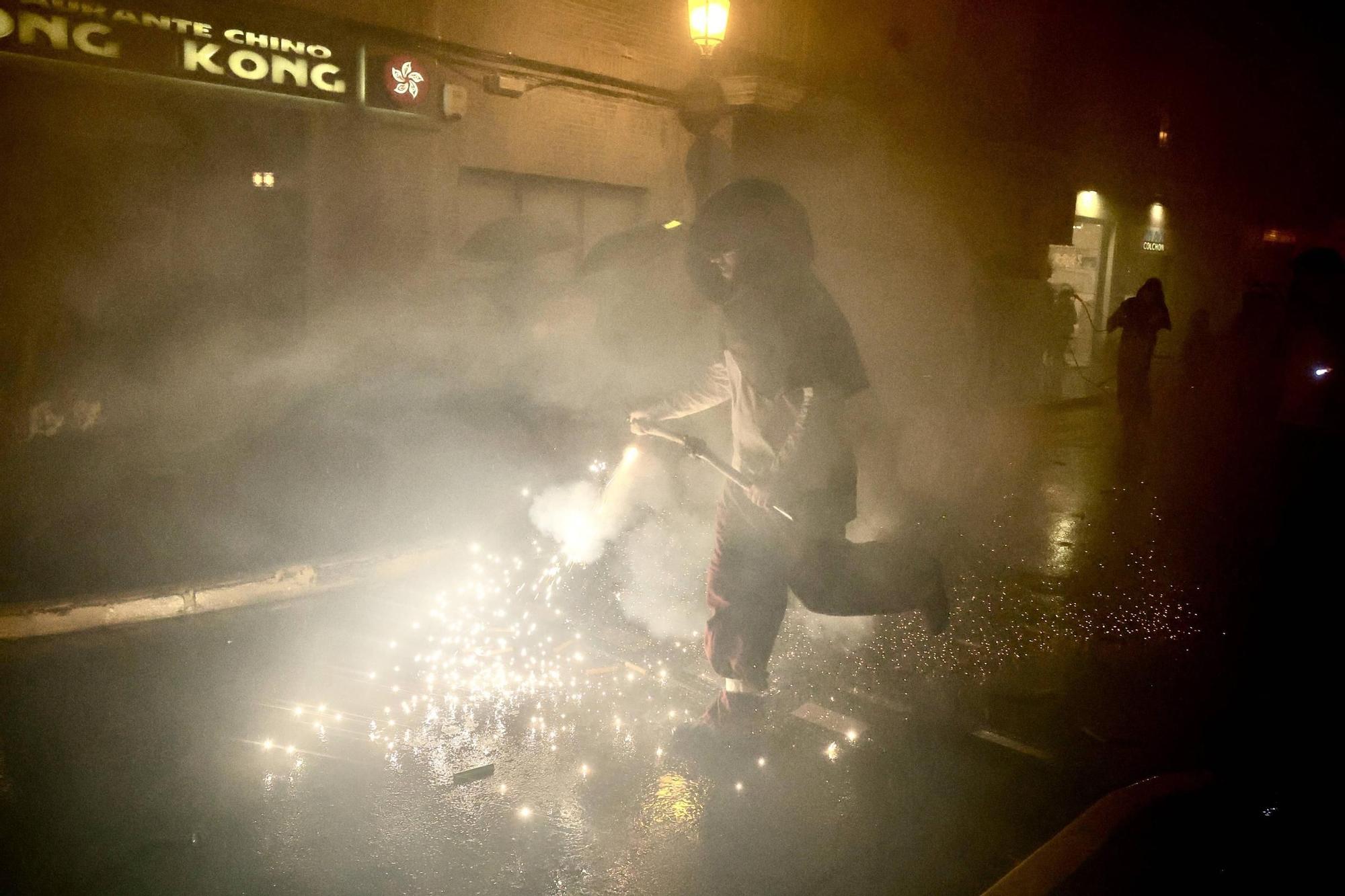 La 'passejà' de Bétera llena las calles de música y fuego por Sant Antoni