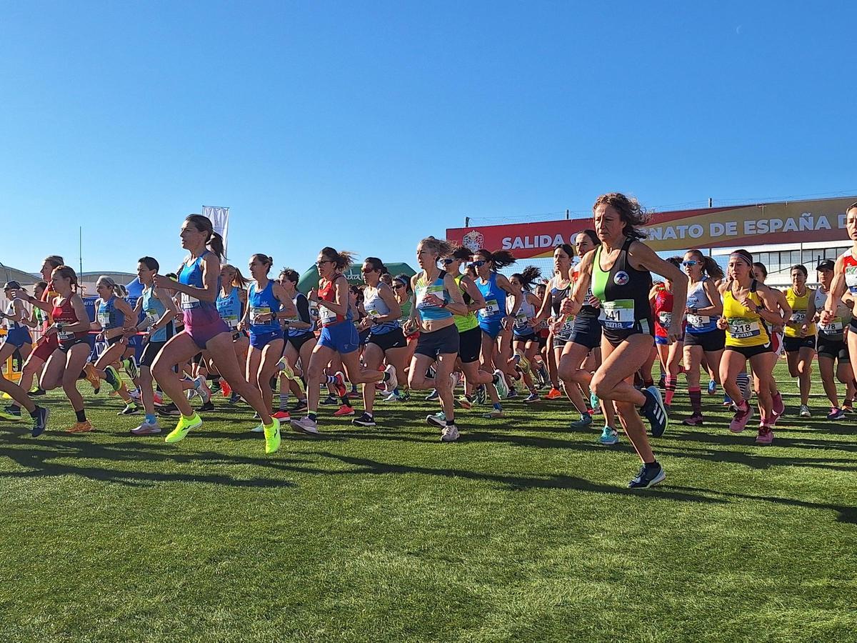 Salida de una de las carreras en la edición del 2024 del Campeonato de España de campo a trravés celebrado en Hornachuelos.