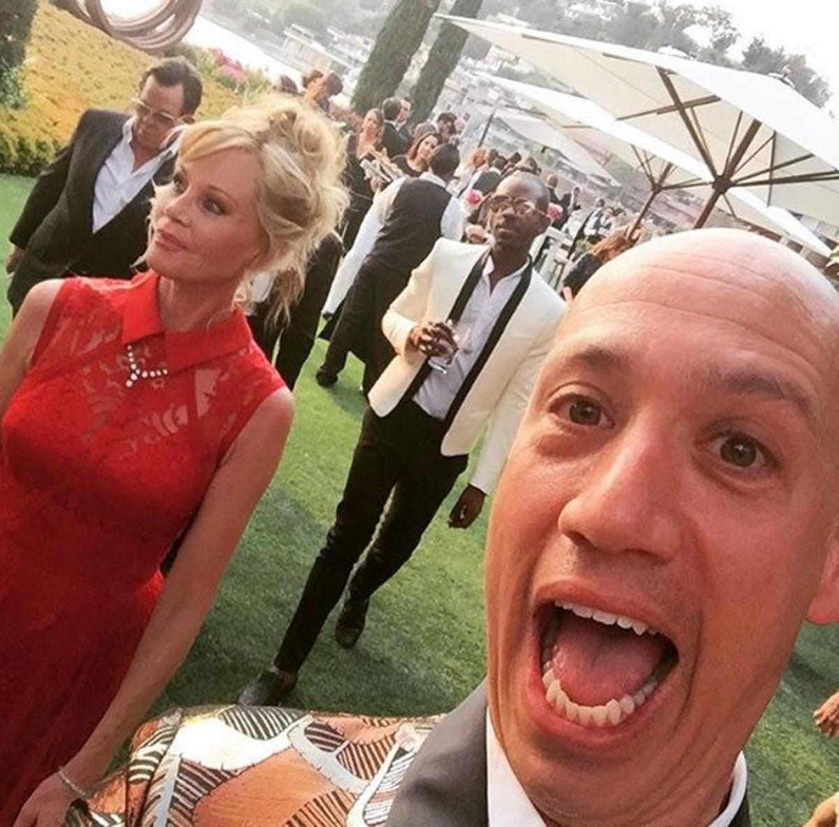 Melanie Griffith sufrió un photobomb por parte de Robert Verdi