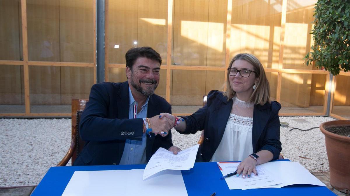 Firma del pacto de gobierno entre PP y Ciudadanos, tras las elecciones de 2019