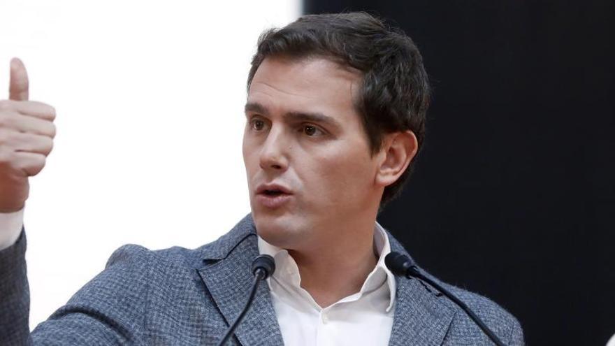 Rivera: «Pedro Sánchez no es juga el passaport, jo sí»