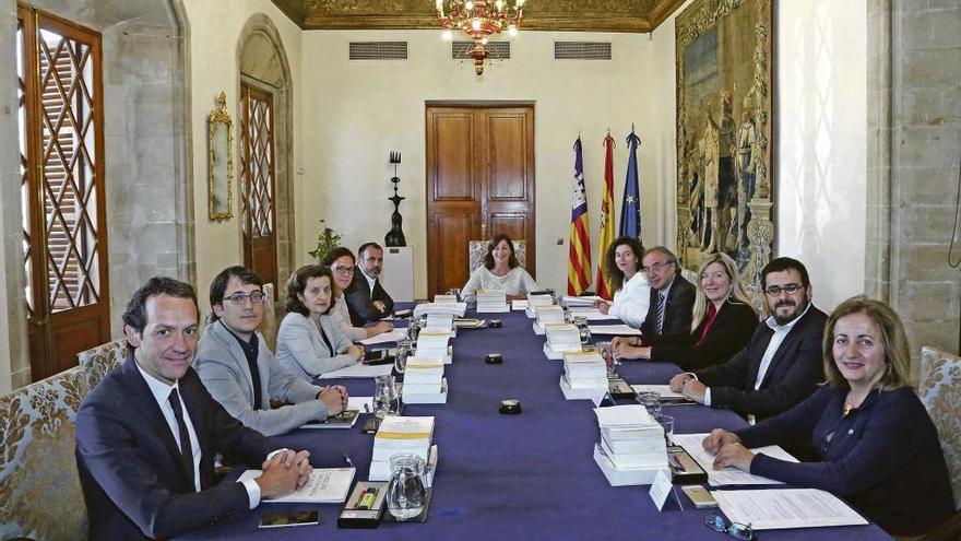 Imagen del Govern con Fanny Tur como nueva consellera tras la caída de Ruth Mateu por los contratos a dedo de conselleries de Més.