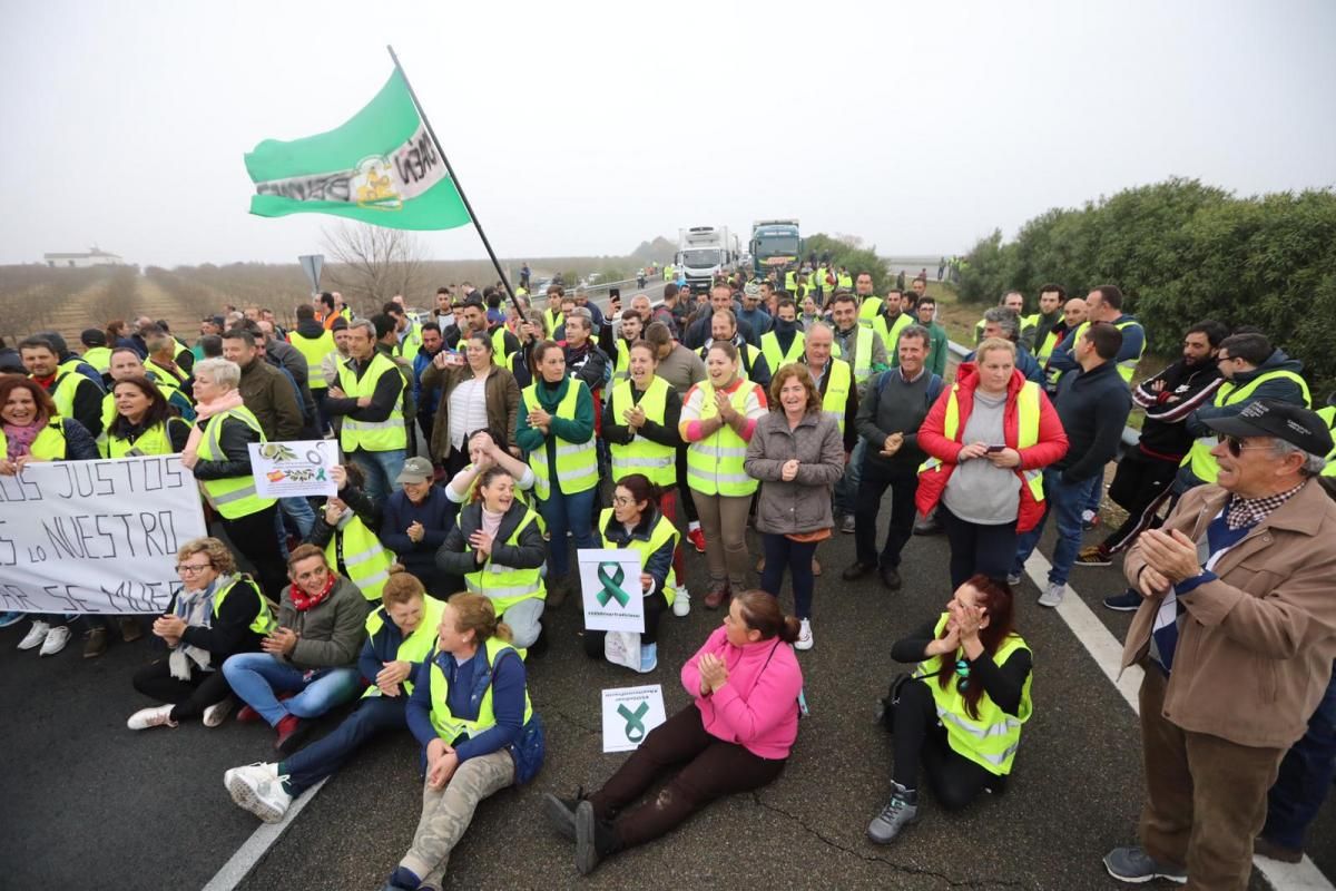 Agricultores cortan la autovía A-4 entre Montoro y Villa del Río