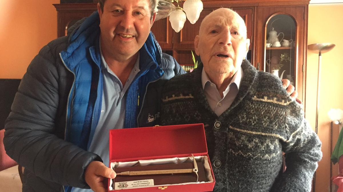 José Masgrau, actual presidente, entregó a Pepe Broto una replica de un piolet.