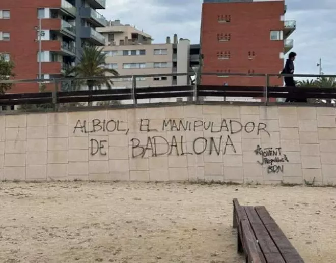 La Guardia Urbana de Badalona pilla a miembros de las juventudes de ERC haciendo pintadas contra Albiol
