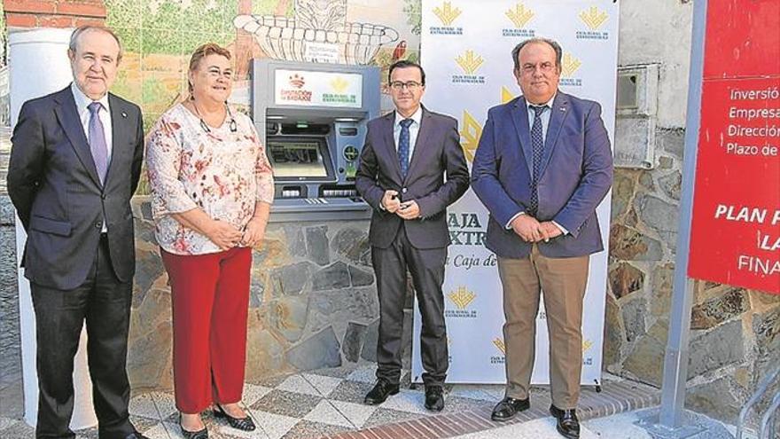 Visita del presidente de la Diputación de Badajoz al cajero de Fuente del Arco