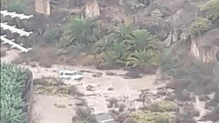 El todoterreno que quedó atrapado en el barranco de Guiniguada.