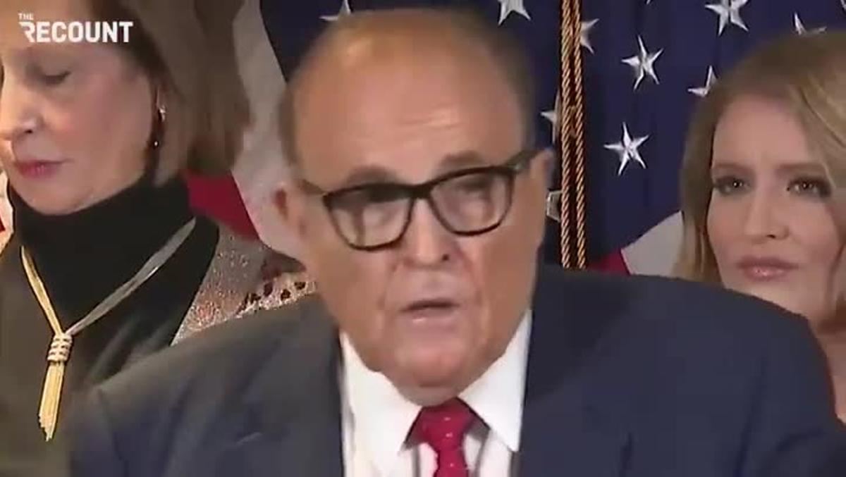 Un tinte de pelo le juega una mala pasada a Rudy Giuliani, el abogado de Trump
