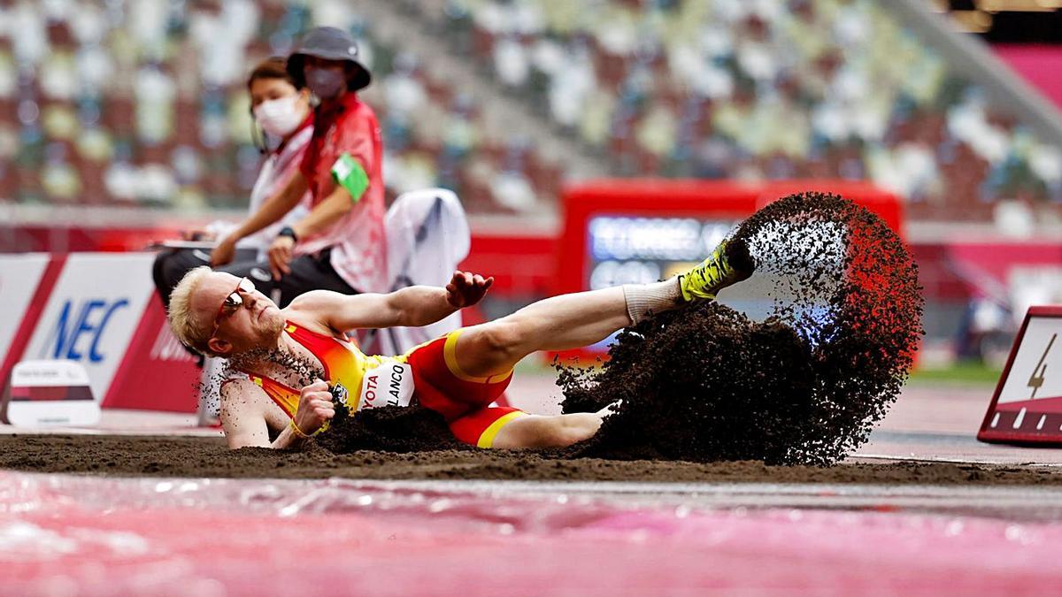 Iván Cano cae sobre la arena en la ejecución del salto que ledio la medalla, ayer.  | EFE/JAIME DE DIEGO