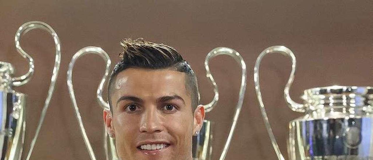 Cristiano Ronaldo, con el Balón de Oro de 2016. // A. Martínez