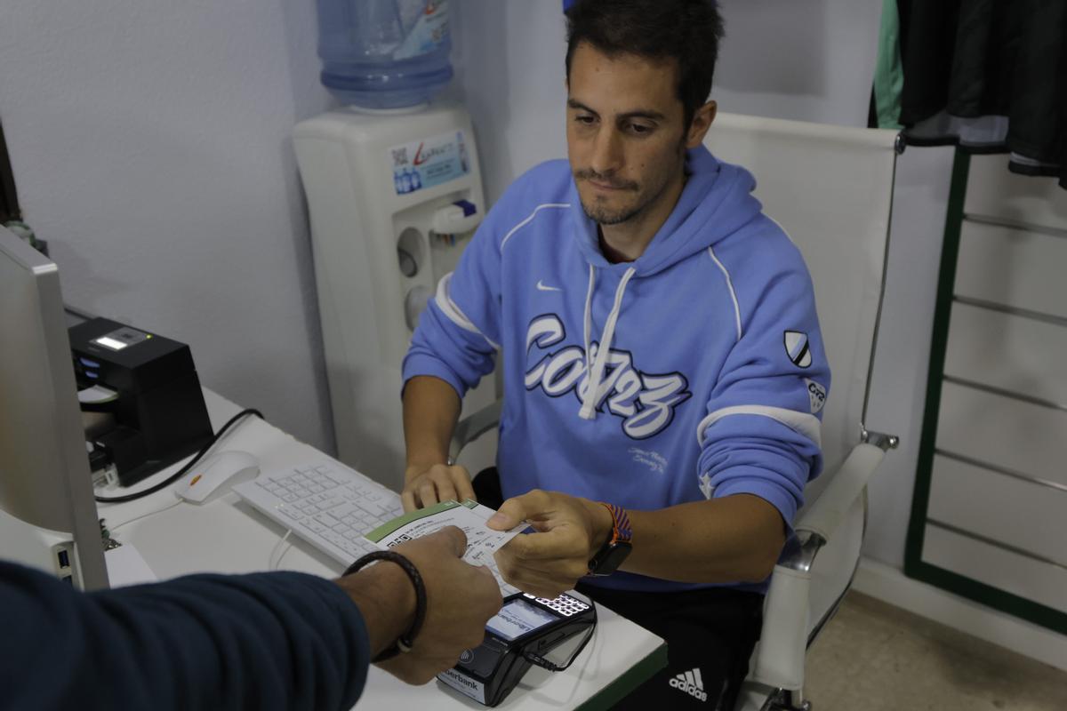 Un empleado del CPC despacha una de las entradas.