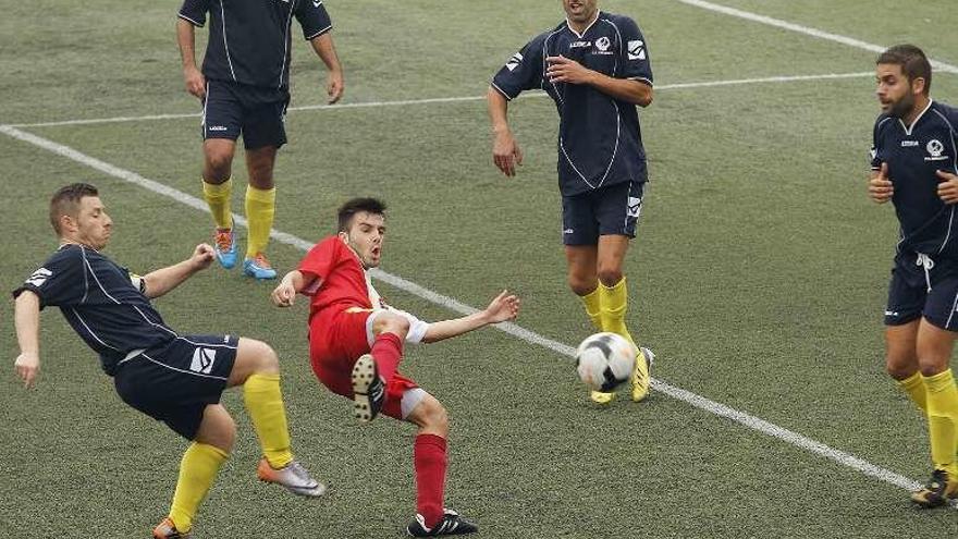 Un jugador del Alertanavia, ayer, rodeado de rivales. // Jorge Santomé