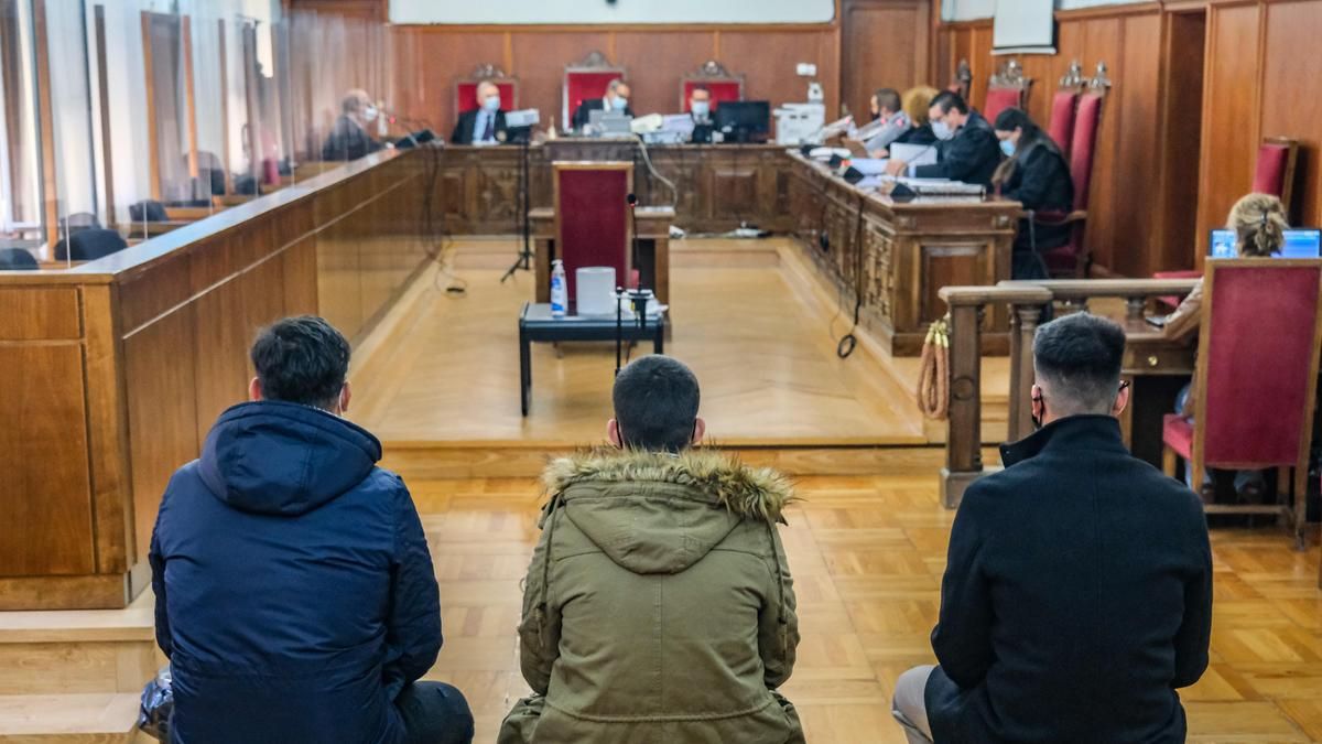 Los tres acusados, ayer en la Audiencia Provincial de Badajoz.