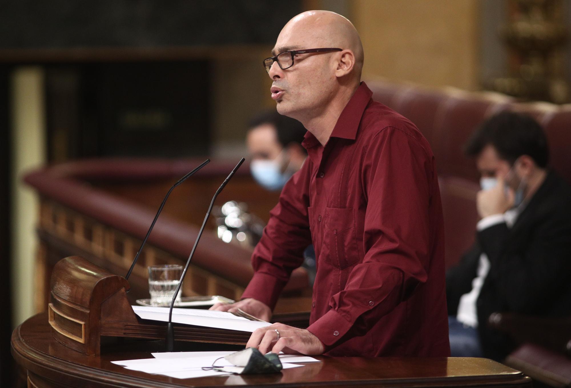 El secretario general del grupo de Unidas Podemos, Txema Guijarro, interviene durante una sesión plenaria en el Congreso.