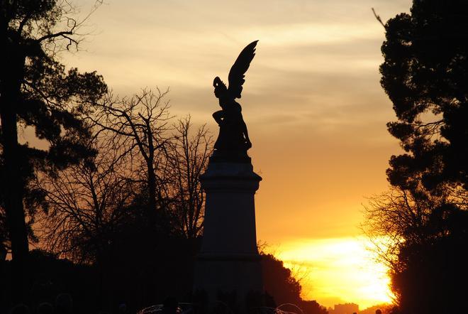 Cae el sol junto a la estatua del &quot;ángel caído&quot; en Madrid